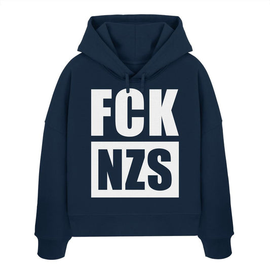 Vegan und Bio Crop Hoodie: FCK NZS, navyblauer Hoodie mit mutigem Anti-Nazi-Statement in weißer Schrift, doppellagige Kapuze, 100% Bio-Baumwolle, nachhaltiges Design.