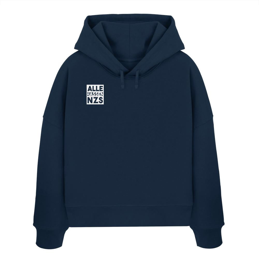 Dunkelblauer Hoodie mit ALLE HASSEN NZS! Grafik auf der Brust, aus 100% Bio-Baumwolle, reguläre Passform, doppellagige Kapuze, abfallende Schultern.