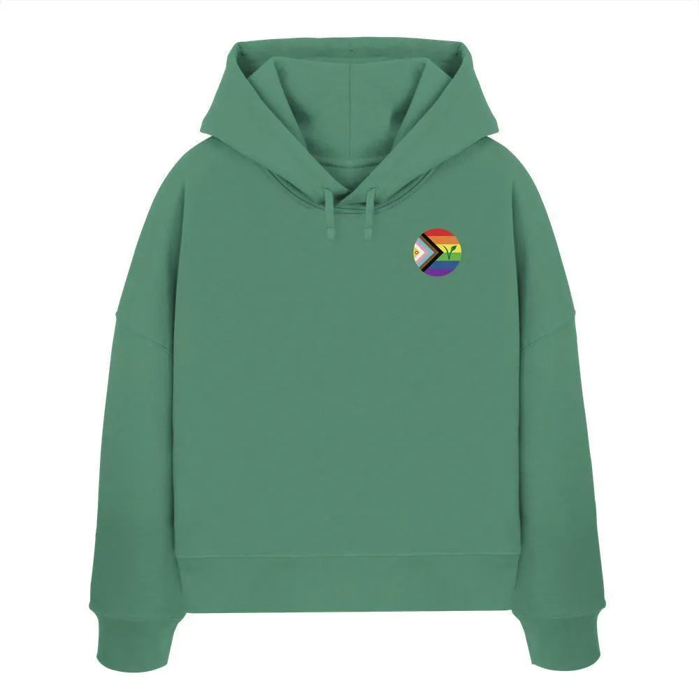 Kurzer Hoodie in Grün mit Kapuze, Kordeln und kleinem Regenbogen-Abzeichen vorn