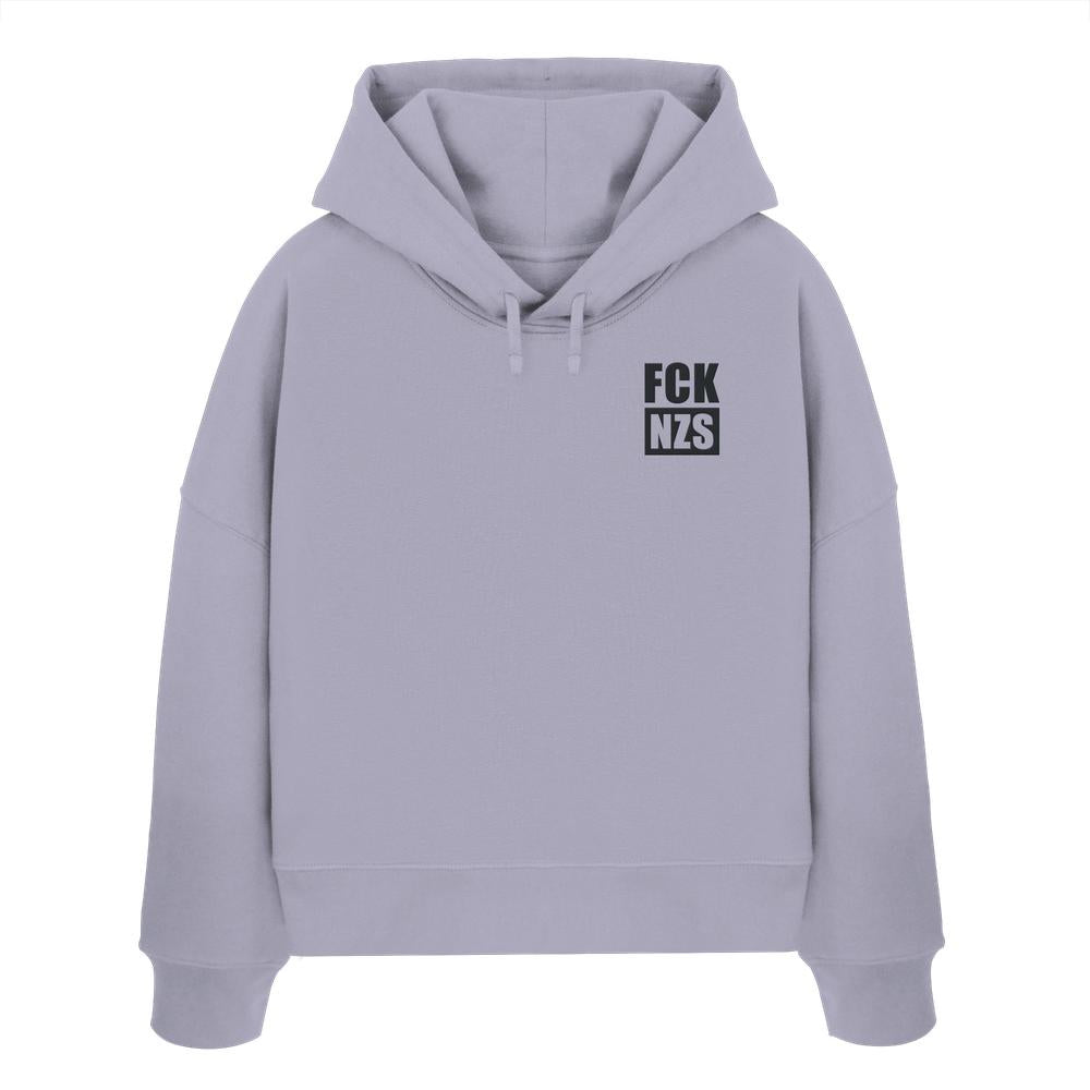 Vegan und Bio Crop Hoodie bestickt: FCK NZS - Lavendelfarbener Kapuzenpullover mit Anti-Nazi-Slogan, Bio-Baumwolle, reguläre Passform, doppellagige Kapuze, rebellisches Statement von RUDE REBEL.