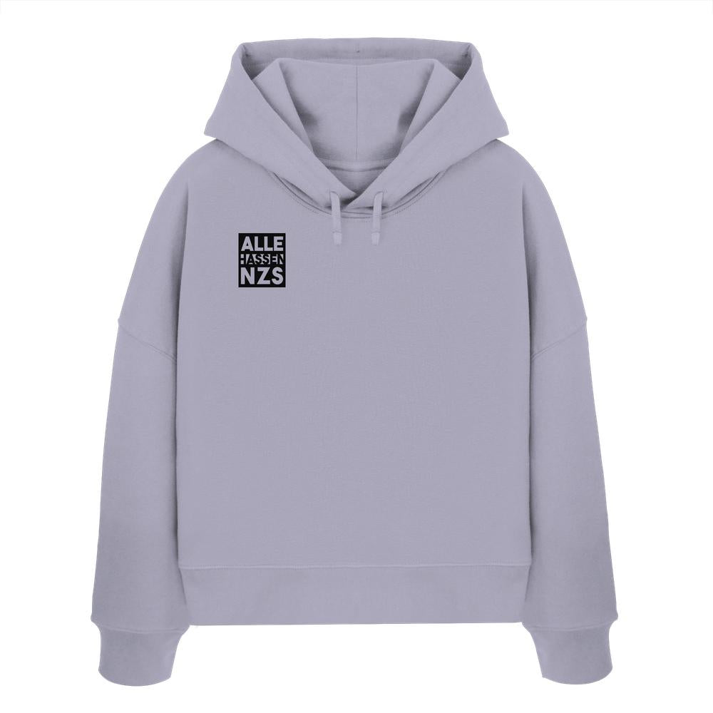 Vegan und Bio Crop Hoodie: ALLE HASSEN NZS! in Helllavendel mit schwarzem Aufdruck, flach auf weißem Hintergrund liegend. Hergestellt aus 100% Bio-Baumwolle.