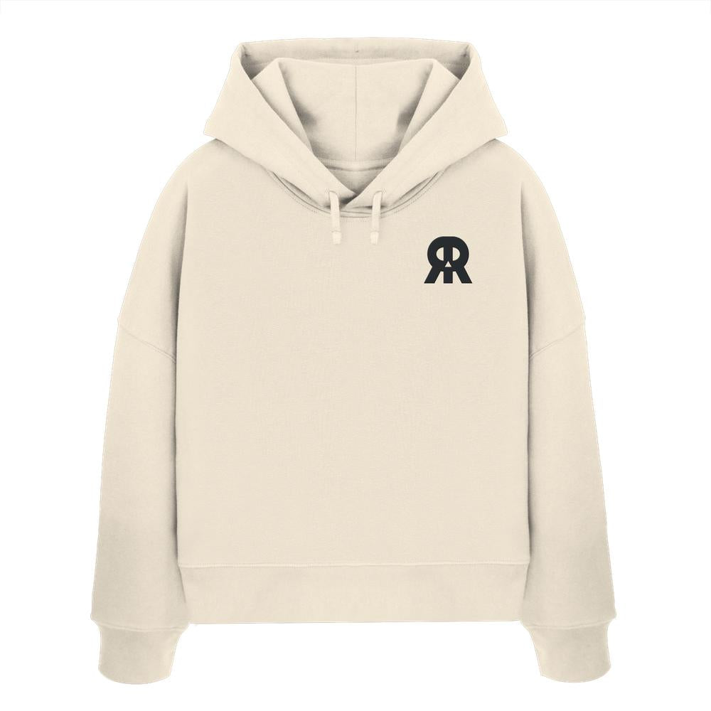 Vegan und Bio Crop Hoodie bestickt: RUDE REBEL Skull. Creme-beiger Hoodie mit doppellagiger Kapuze, flachen Kordeln und kleinem schwarzen Logo auf der linken Brust.