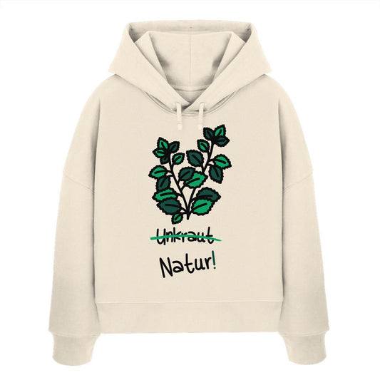 Vegan und Bio Crop Hoodie: Brennnessel - Naturschutz, beige, mit grüner Pflanzengrafik und den Worten Unkraut durchgestrichen, Natur! darunter, aus 100% Bio-Baumwolle.