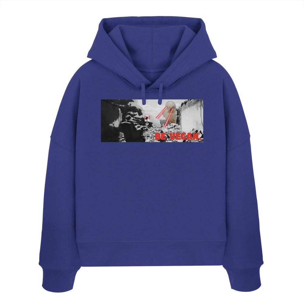Vegan und Bio Crop Hoodie: BE VEGAN. - Angry bird. Blaues Hoodie mit Kriegslandschaft und stilisierter Taube, die rote Laserstrahlen schießt, aus Bio-Baumwolle.