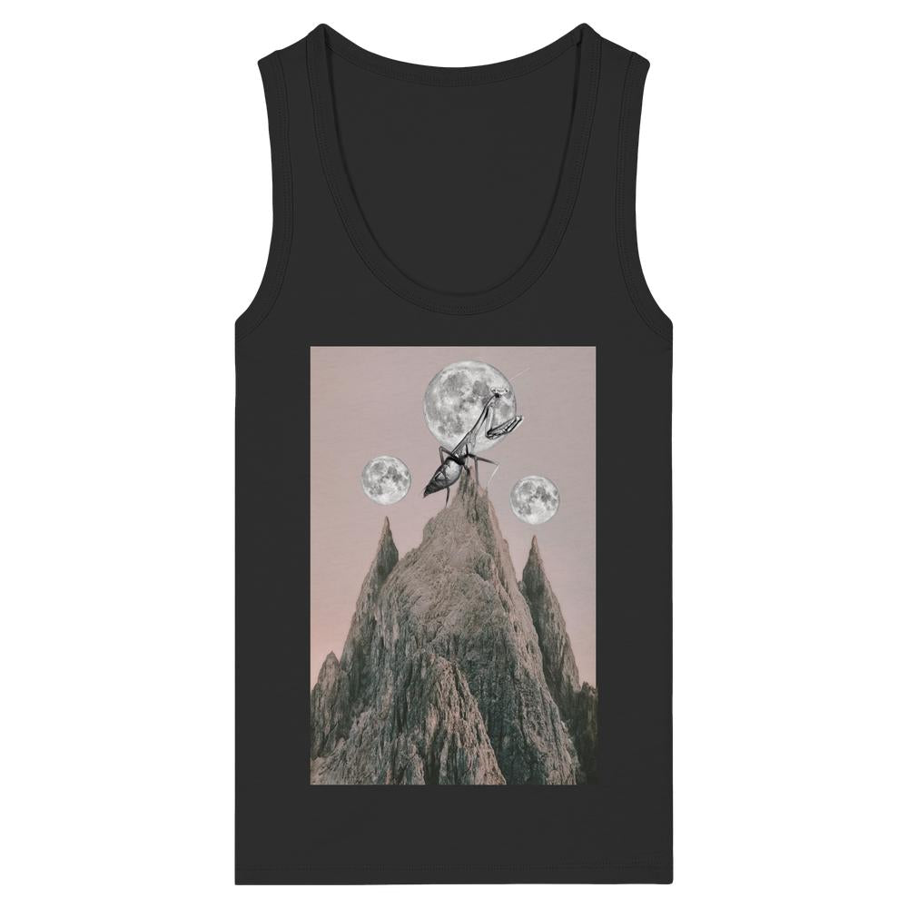 Vegan und Bio Ladies Tank Top: Gottesanbeterin, schwarz, mit surrealem Collage-Druck einer riesigen Gottesanbeterin auf Berggipfel vor drei Monden im rosa Himmel.
