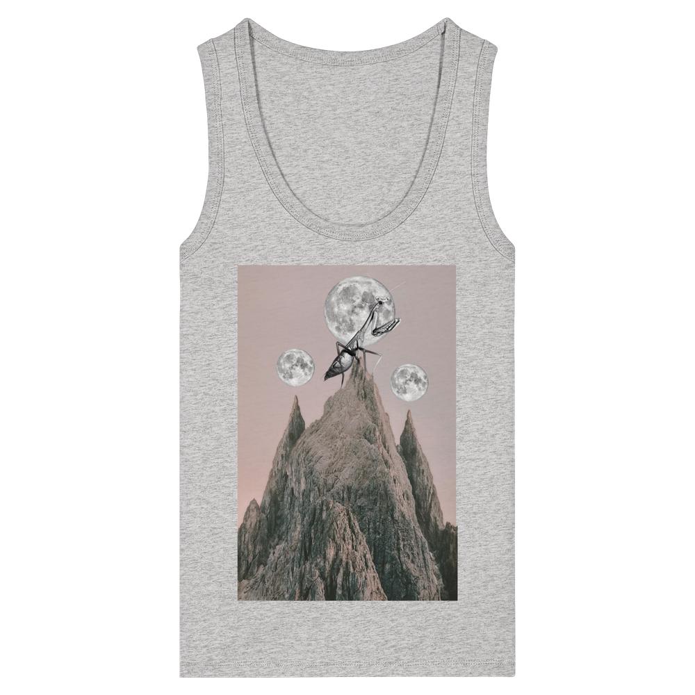 Vegan und Bio Ladies Tank Top: Gottesanbeterin mit surrealem Print von Bergspitzen, Mond und Insekt. Aus 100% Bio-Baumwolle, betont nachhaltige, vegane Mode.