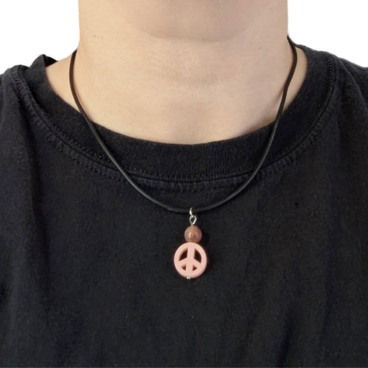 Vegane Halskette mit Peace-Anhänger aus Kunstleder und Edelstahl, handgemacht, mit Bunny gegen Tierversuche und Pfoten Charm am Verschluss. Ideal für tierfreundliche Mode.