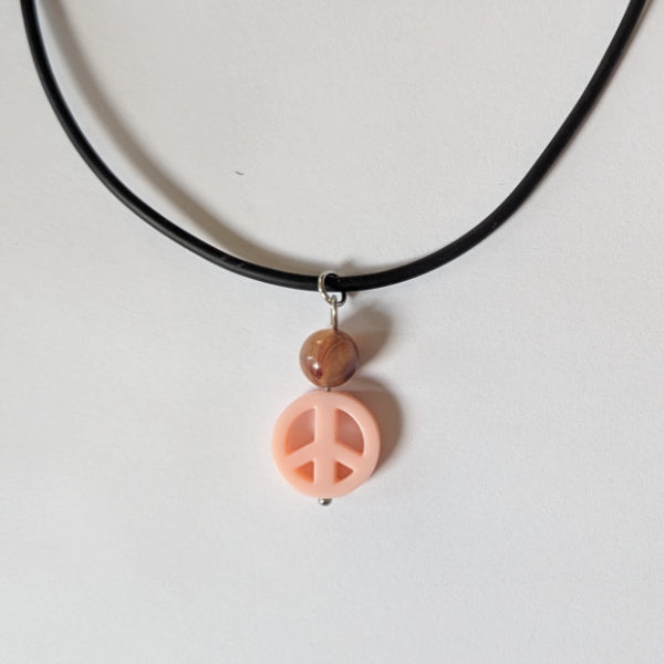 Vegane und handgemachte Halskette mit Bunny gegen Tierversuche und Pfoten Charm am Verschluss, gefertigt aus wasserfestem Kunstlederband und rostfreiem Edelstahl.