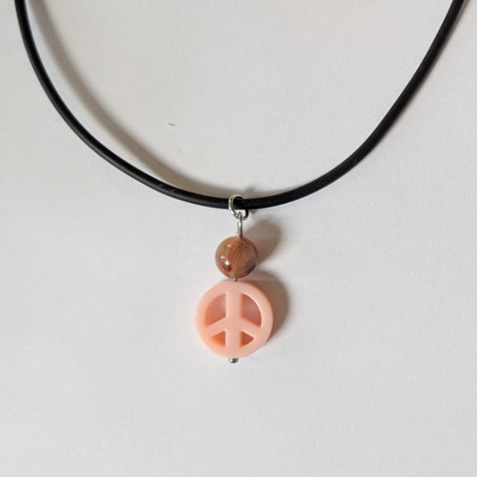 Vegane und handgemachte Halskette mit Bunny gegen Tierversuche und Pfoten Charm am Verschluss, gefertigt aus wasserfestem Kunstlederband und rostfreiem Edelstahl.