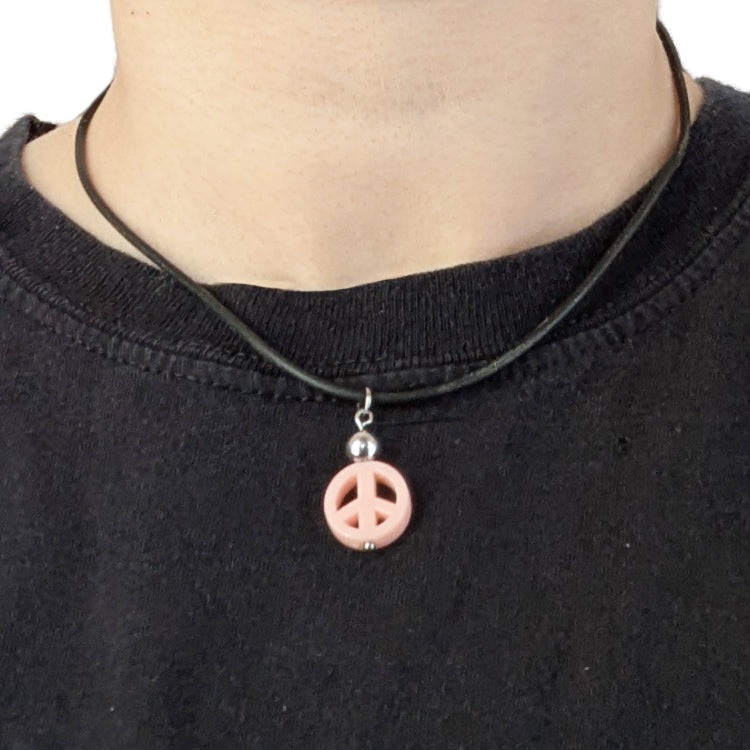 Vegan und handgemacht Halskette: Kunstlederband mit rostfreiem Edelstahl Peace Anhänger, symbolisiert Tierschutz und Veganismus, passend zur rebellischen Marke RUDE REBEL.