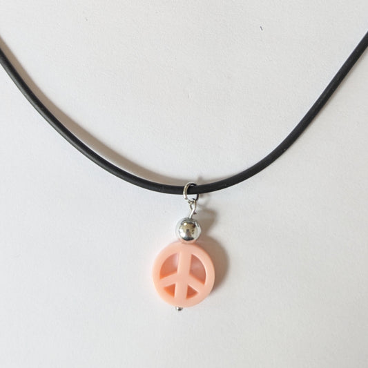 Vegan und handgemacht Halskette mit weißem Peace-Anhänger, bestehend aus wasserfestem Kunstlederband und Edelstahl, passend zum rebellischen und nachhaltigen Stil von RUDE REBEL.