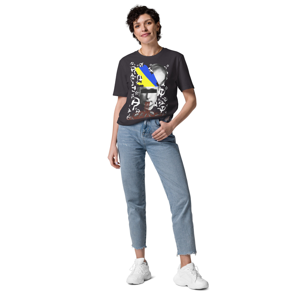 Frau trägt ein schwarzes Bio-Baumwoll-T-Shirt mit STOP WAR-Print in Blau-Gelb und weißem Grafikdesign auf weißem Hintergrund.
