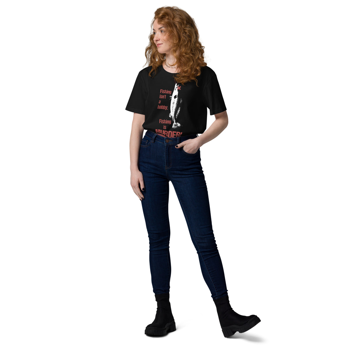 Frau trägt ein schwarzes Bio-Baumwoll-T-Shirt mit weißem Fisch-Motiv und dem Aufdruck Fishing is MURDER auf weißem Hintergrund.