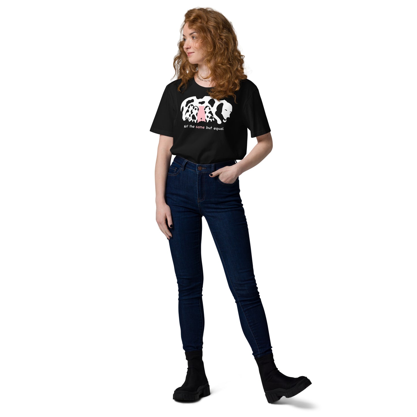 Frau trägt ein schwarzes Bio-Baumwoll-T-Shirt mit Dogmum-Print und dem Schriftzug Not the same but equal.
