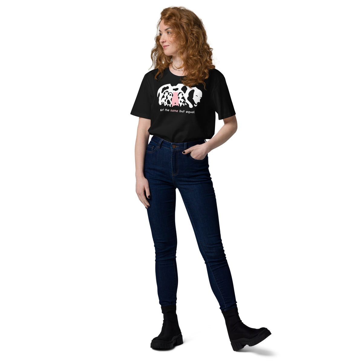 Frau trägt ein schwarzes Bio-Baumwoll-T-Shirt mit Dogmum-Print und dem Schriftzug Not the same but equal.