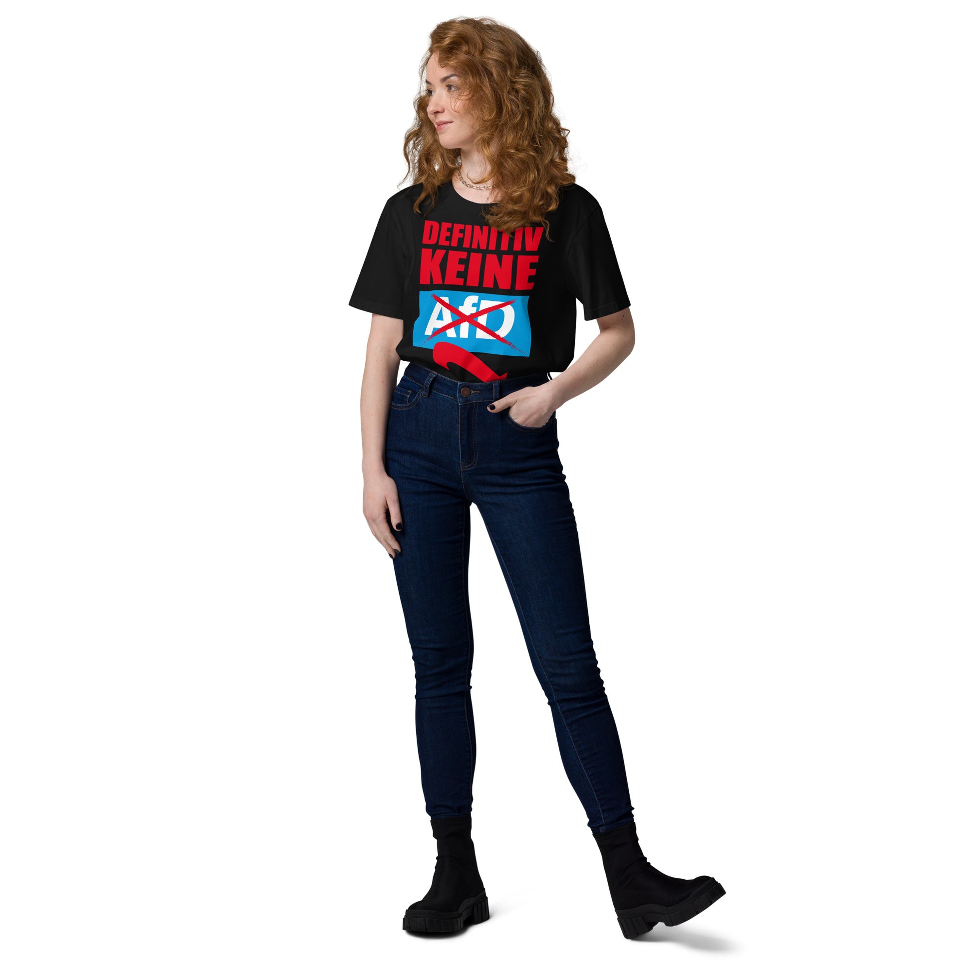 Frau trägt ein schwarzes Bio-Baumwoll-T-Shirt mit rotem und blauem „Definitiv keine AfD“-Aufdruck und Jeans.