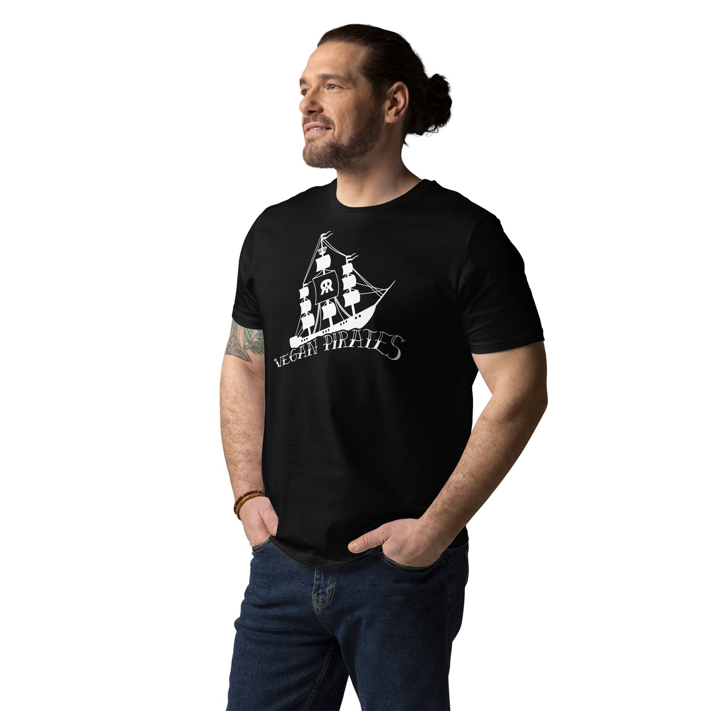 Schwarzes Bio-Baumwoll-T-Shirt mit weißem Vegan Pirates Segelschiff-Druck, getragen von einem Mann mit Dutt.