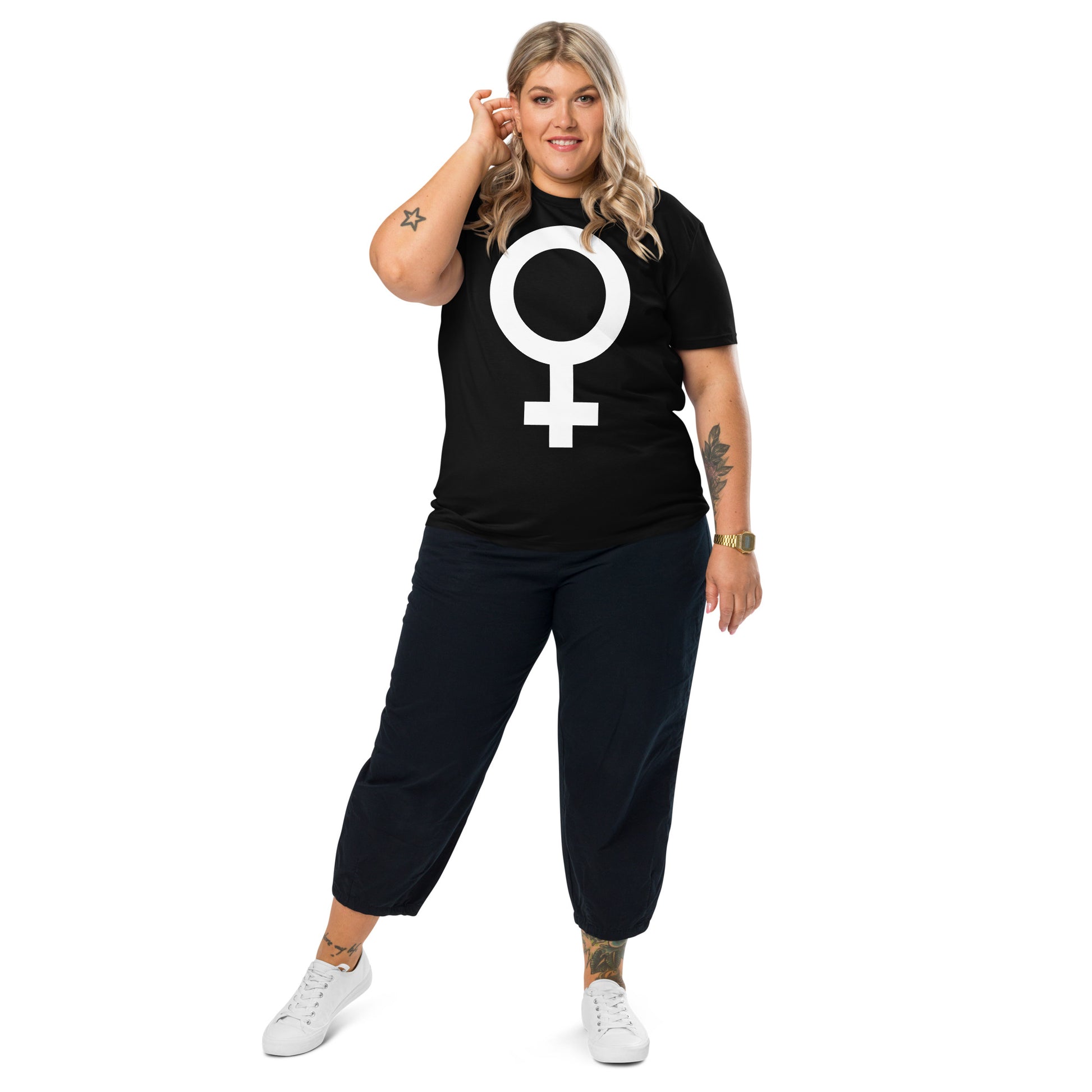 Schwarzes Bio-Baumwoll-T-Shirt mit weißem Feminismus-Symbol, mittlere Passform, getragen von einer Frau.
