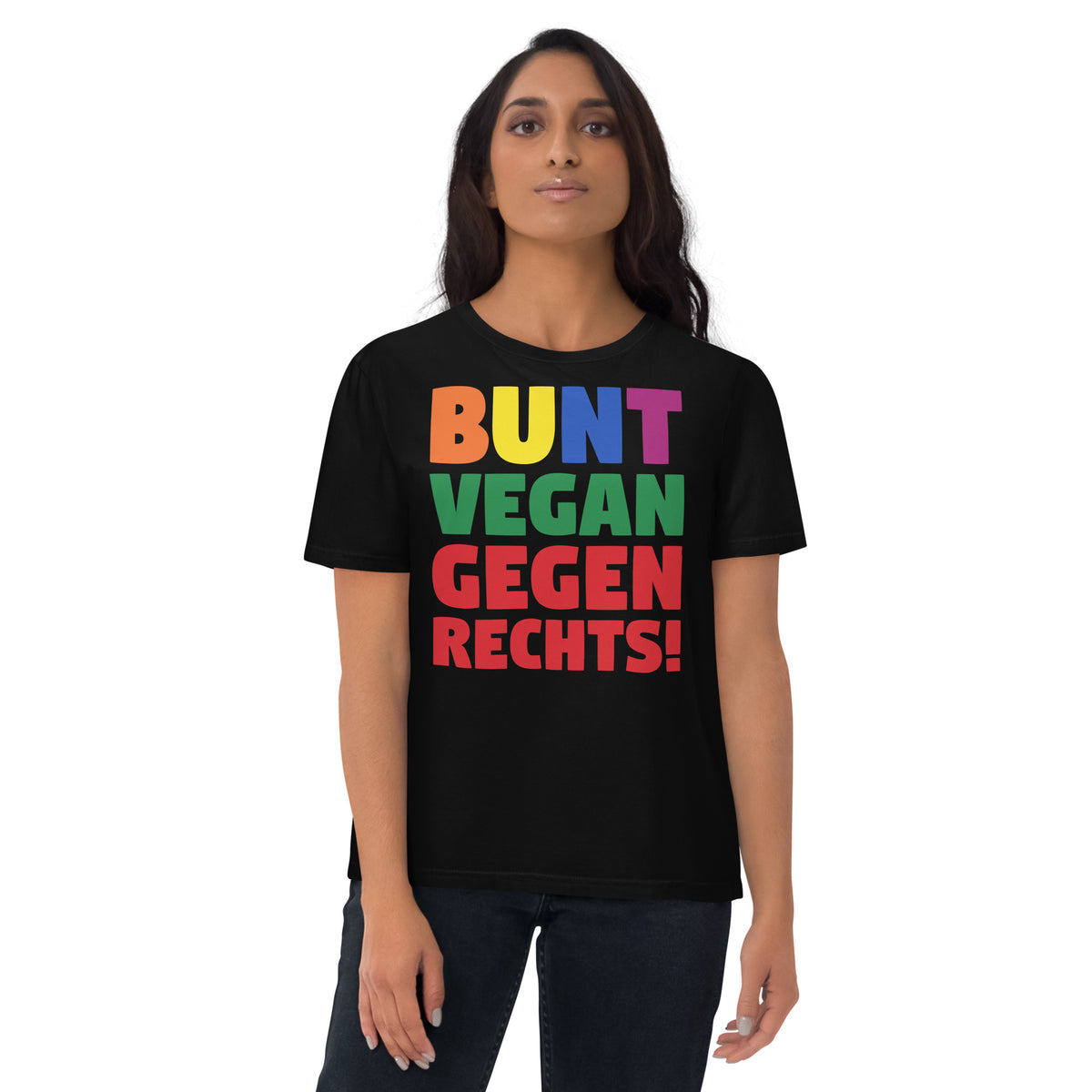 Schwarzes Bio-Baumwoll-T-Shirt mit buntem Aufdruck BUNT, VEGAN und GEGEN RECHTS! an einer Frau.