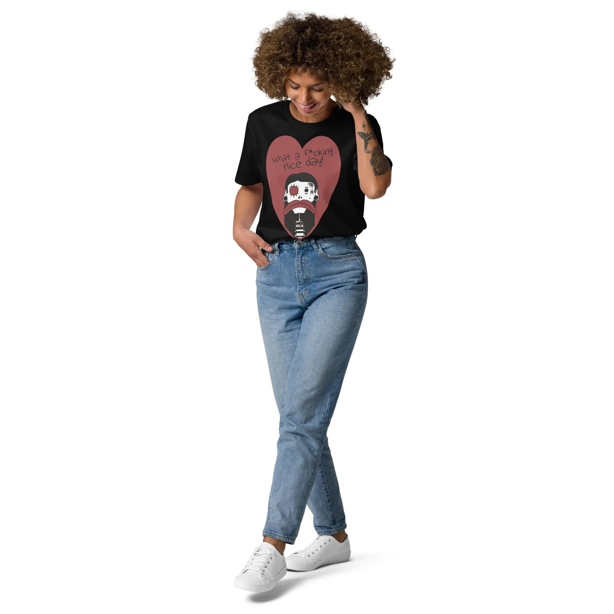 Veganes Bio-T-Shirt in Schwarz mit Herzmotiv und Cartoon-Gesicht vorne