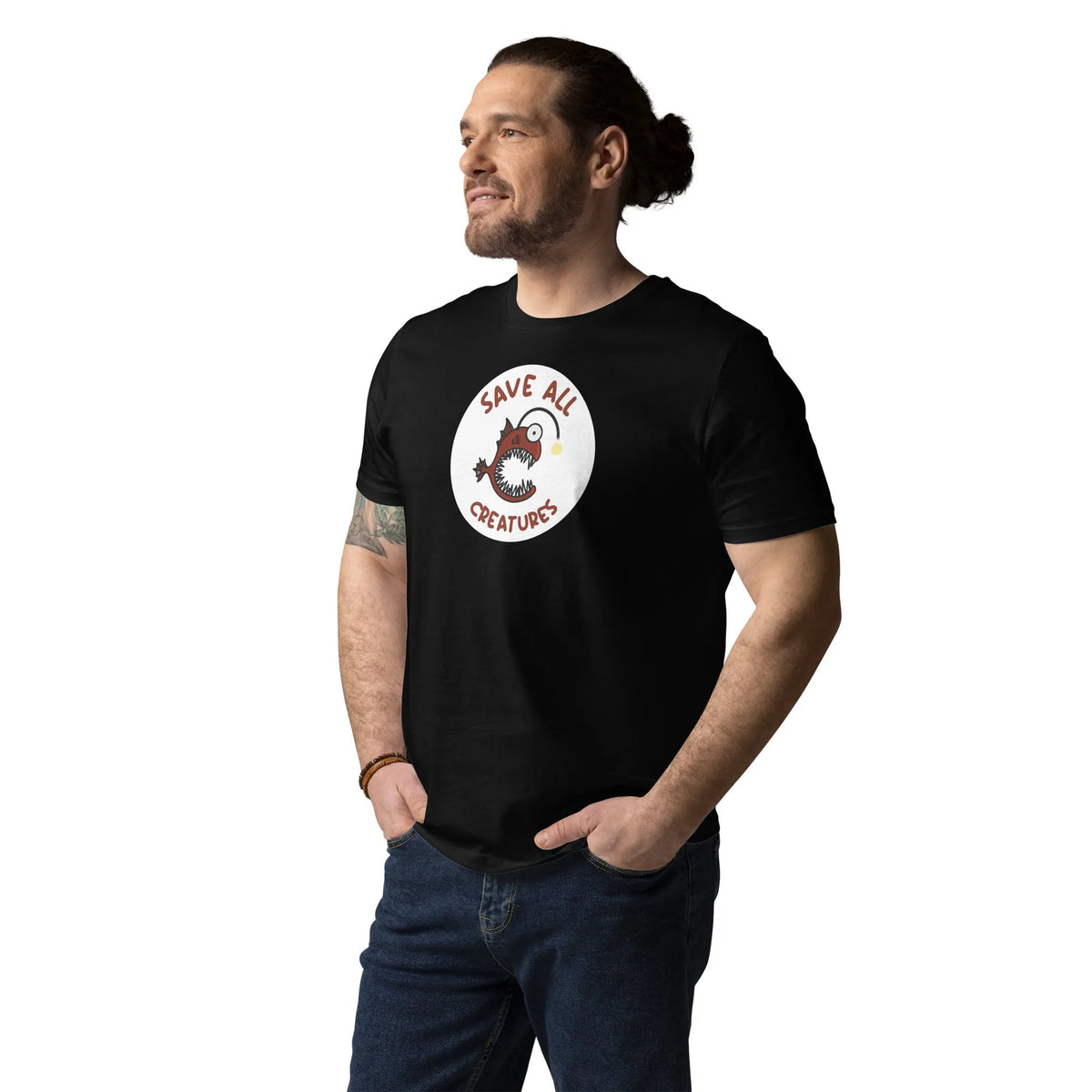 Schwarzes T-Shirt mit rundem Froschfisch-Print „Save All Creatures“ am Modell