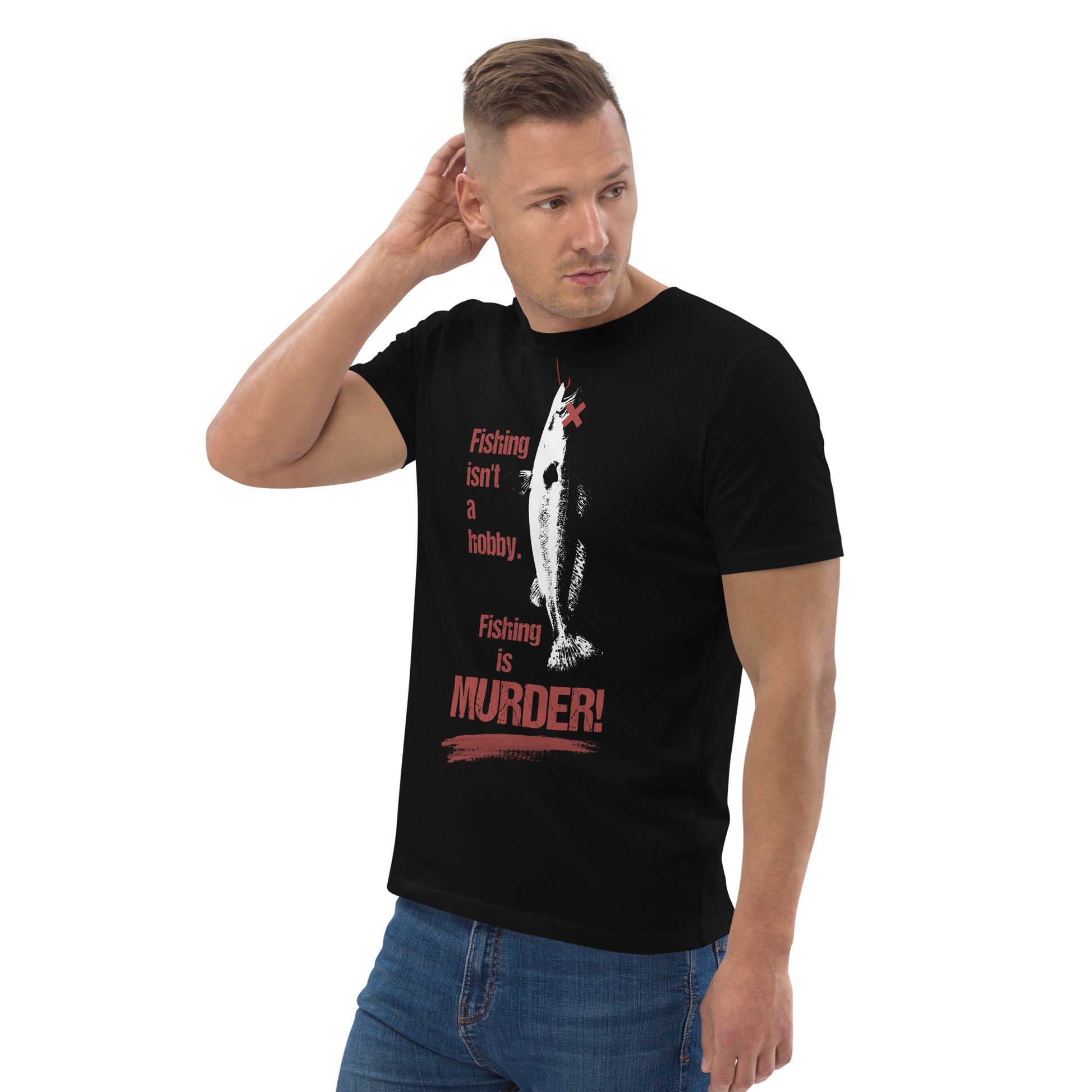 Schwarzes Bio-Baumwoll-T-Shirt mit weißem Fisch-Print und rotem Schriftzug Fishing is MURDER auf einem Mann.