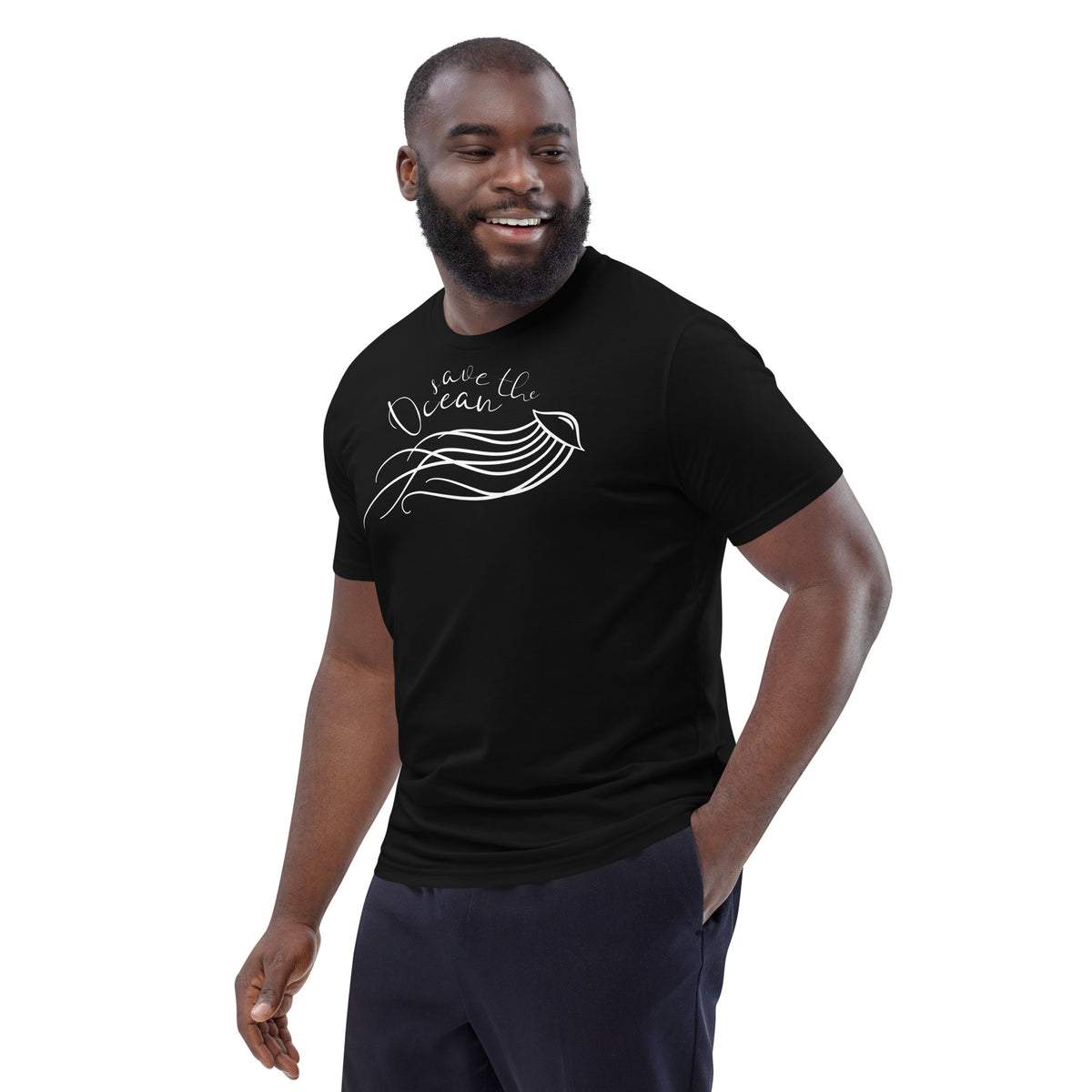 Schwarzes Bio-Baumwoll-T-Shirt mit weißem Save the Ocean-Aufdruck und Quallen-Grafik an einem lächelnden Mann.
