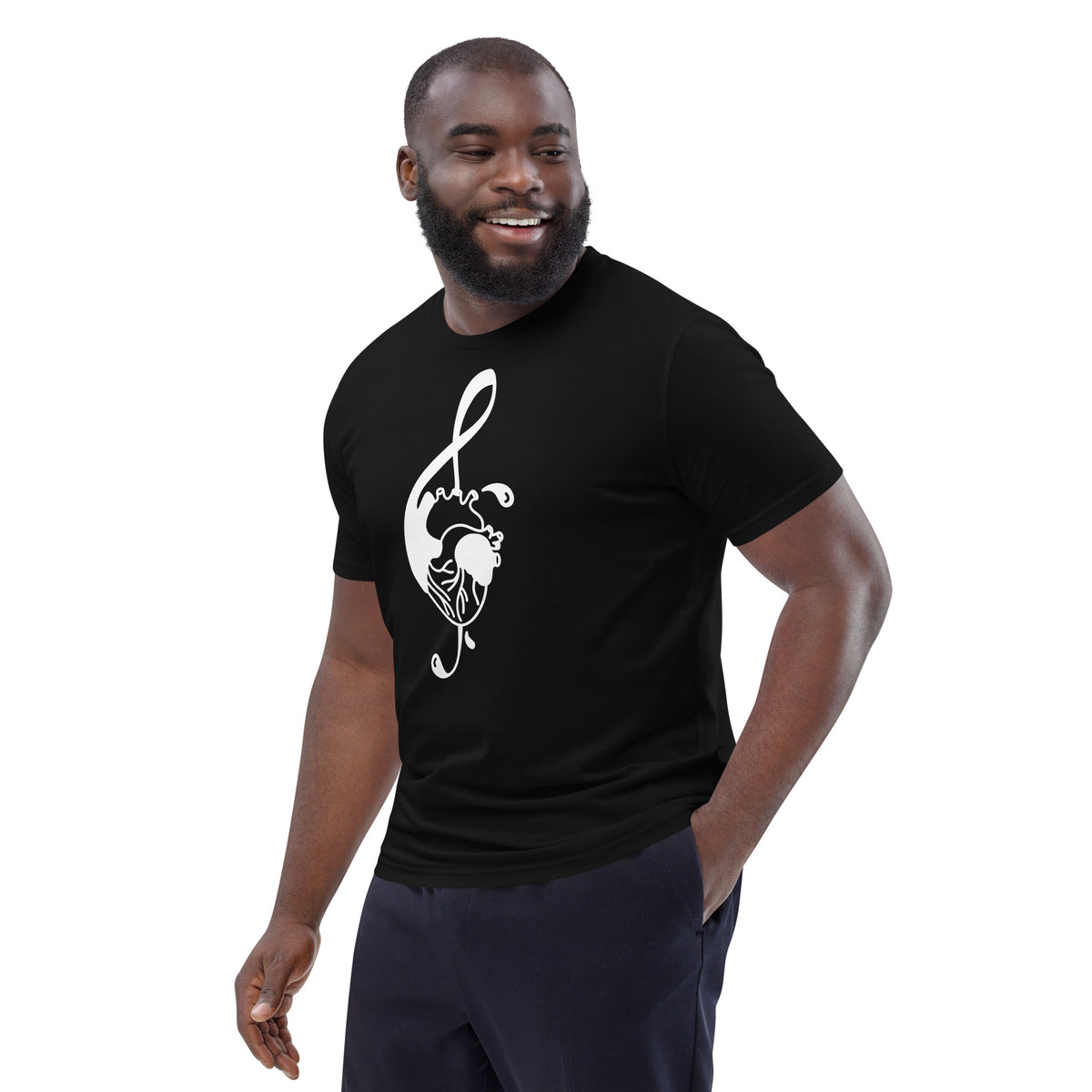 Schwarzes Bio-Baumwoll-T-Shirt mit weißem Musik-Herz-Print, getragen von einem lächelnden Mann.