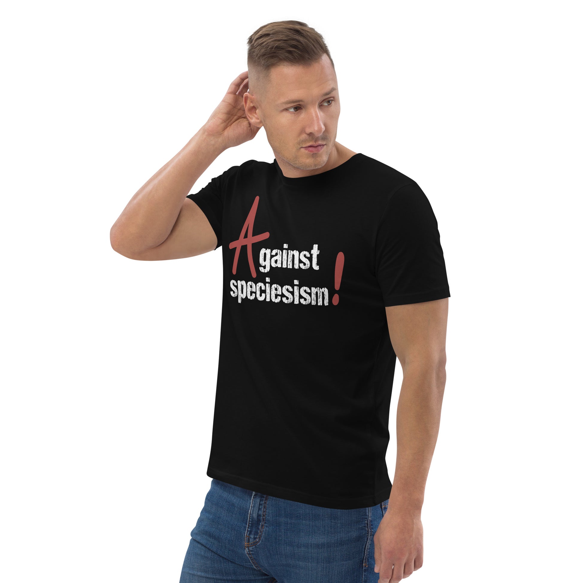 Schwarzes Bio-Baumwoll-T-Shirt mit weißem Aufdruck „Against speciesism!“ und rotem A-Akzent an einem Mann.