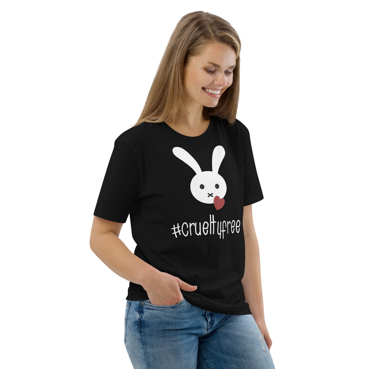 Schwarzes Bio-Baumwoll-T-Shirt mit weißem Hasen-Motiv, rotem Herz und #crueltyfree Schriftzug an einer lächelnden Frau.