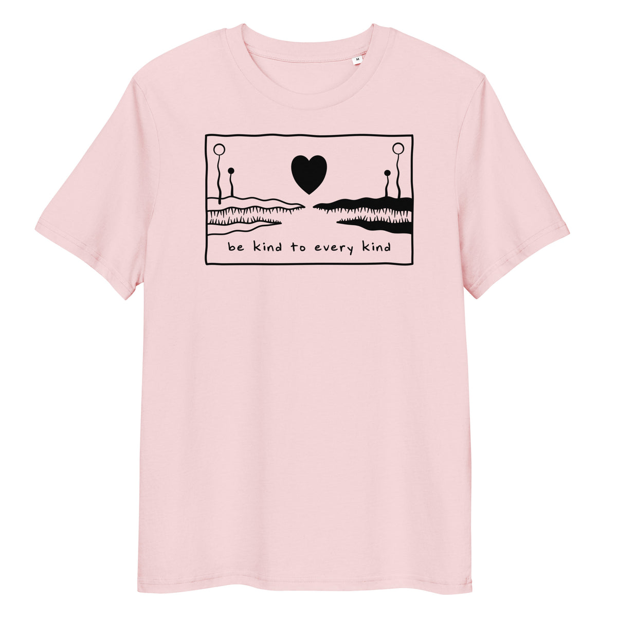 Hellrosa T-Shirt aus Bio-Baumwolle mit schwarzem "Be kind to every kind"-Aufdruck und Herz-Illustration.