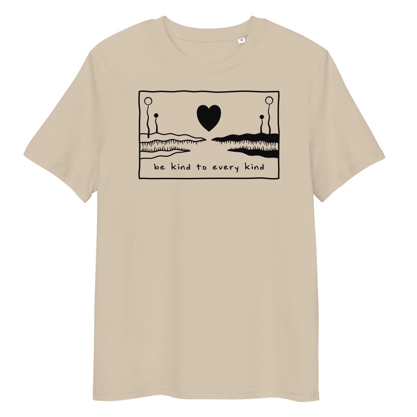 Beiges Bio-Baumwoll-T-Shirt mit schwarzem Aufdruck „be kind to every kind“ und Herz-Illustration.