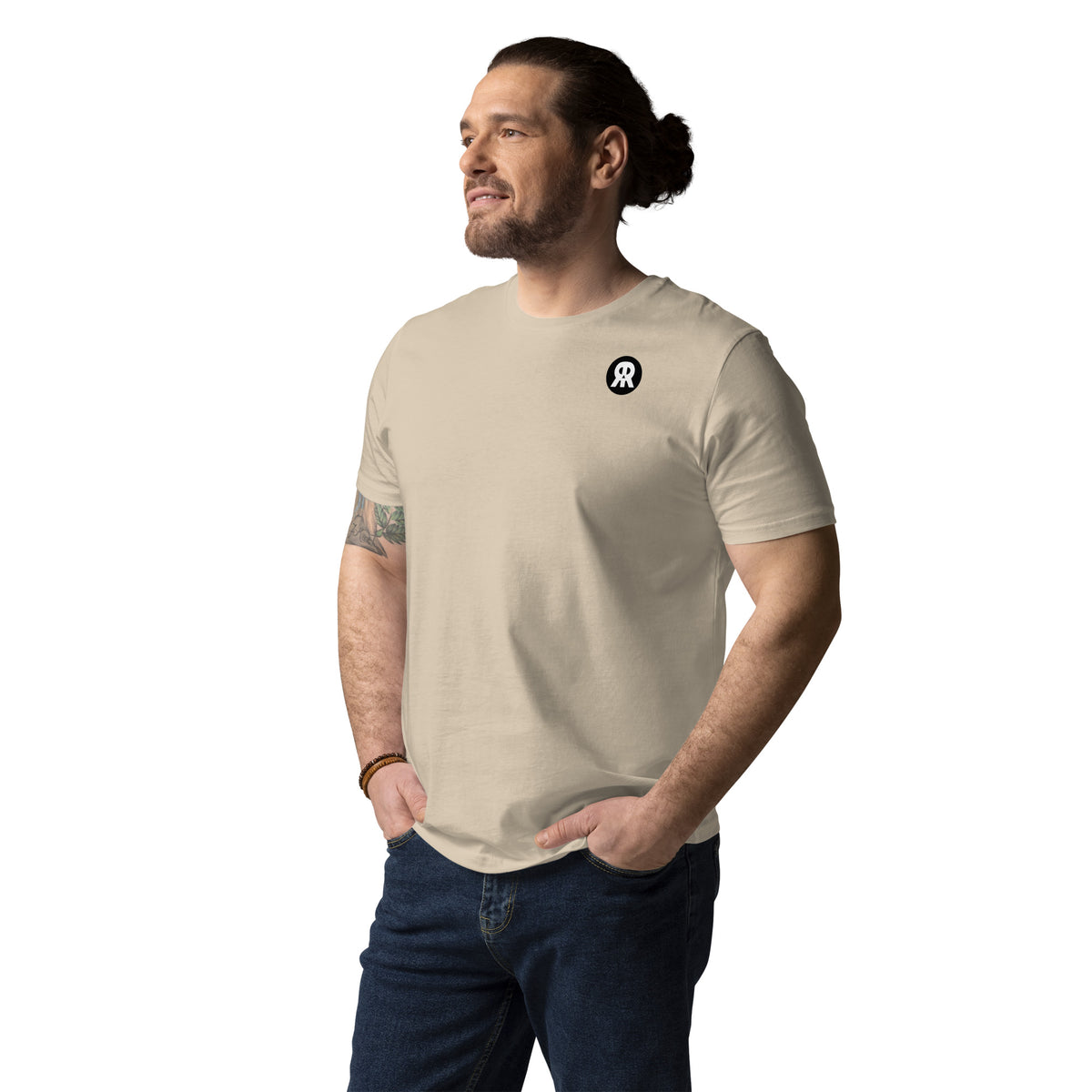 Beige Bio-T-Shirt am Model mit Rundhalsausschnitt und kleinem Emblem