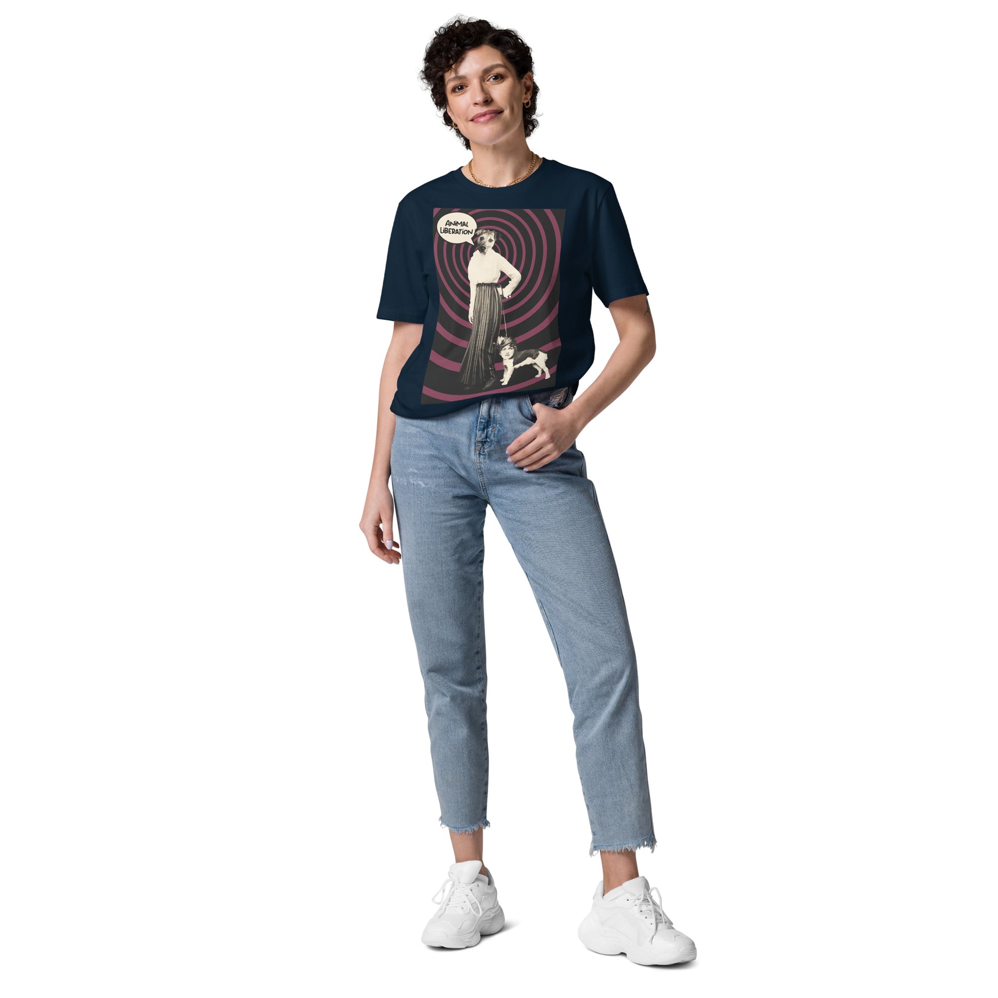 Dunkelblaues Bio-Baumwoll-T-Shirt mit Ladydog-Print und Animal Liberation Sprechblase an einer Frau.