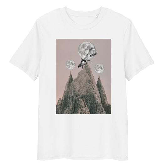 Weißes Bio-Baumwoll-T-Shirt mit Queen Mantis Print: Gottesanbeterin auf einem Berg vor drei Monden im surrealen Stil.