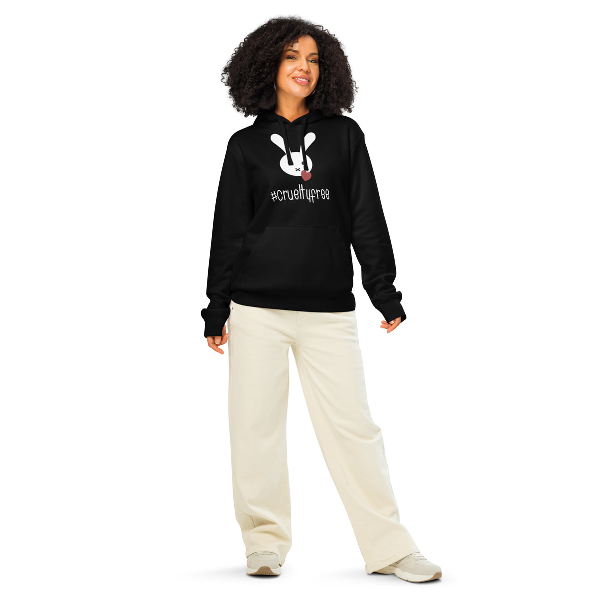 Schwarzer Bio-Baumwoll-Hoodie mit weißem Hasen-Motiv und #crueltyfree Schriftzug, getragen von einer Frau.
