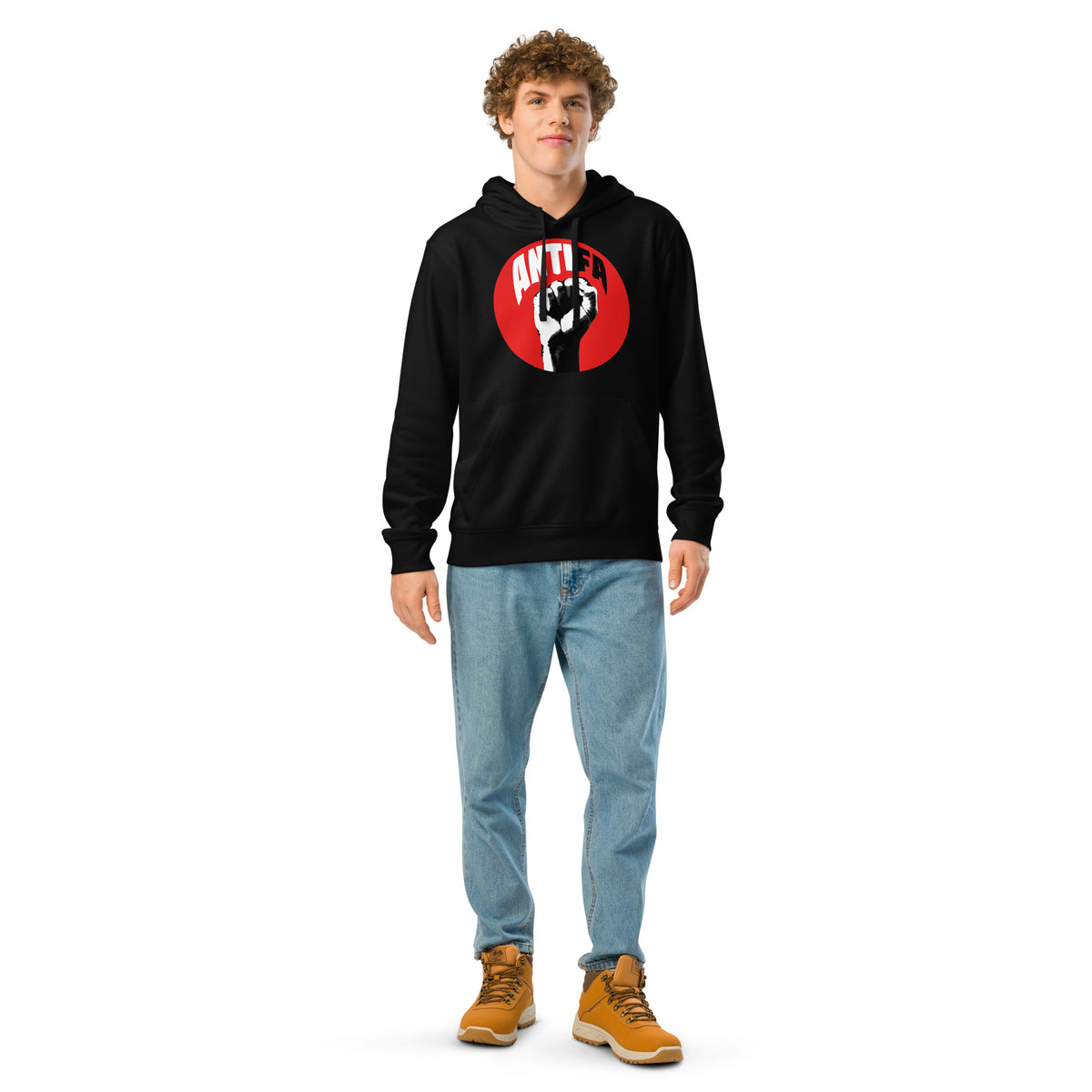 Schwarzer Hoodie mit Kapuze und ANTIFA-Logo vorn, getragen mit Jeans