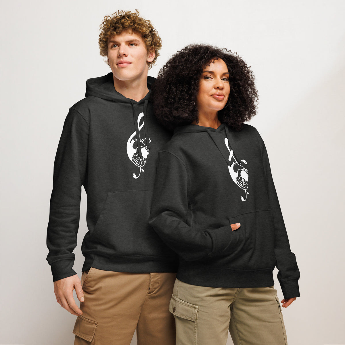 Schwarzer Hoodie mit Kapuze und großer Brust-Grafik im Notendesign