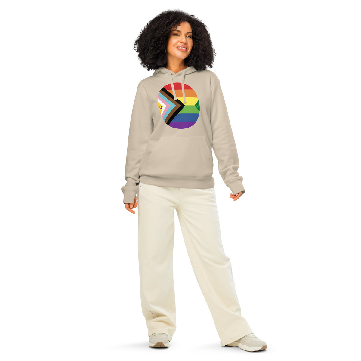 Beiger Hoodie mit Kapuze und Regenbogen-Aufdruck im Kreis, getragen mit Jogginghose