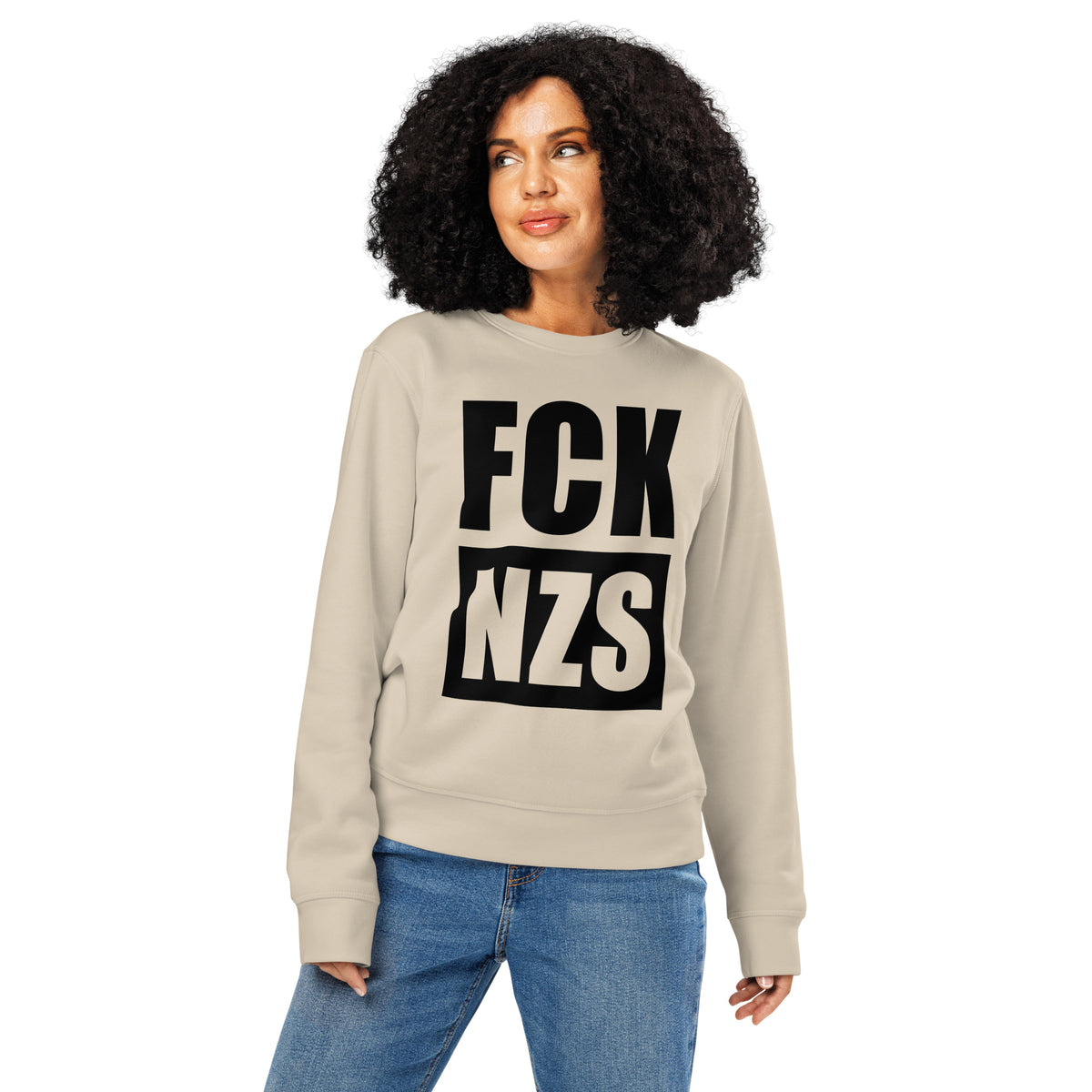 Beiges Sweatshirt mit Frontprint „FCK NZS“, getragen auf Jeans