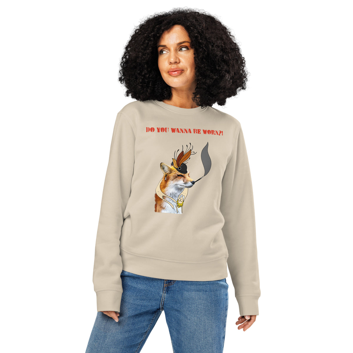 Beiger Sweatshirt am Modell, Rückansicht mit Fuchs-Illustration und roter Aufschrift