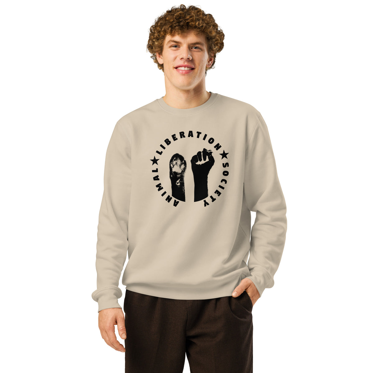 Beiges Sweatshirt am Modell, Runddruck mit Pfote und erhobener Faust, lange Ärmel