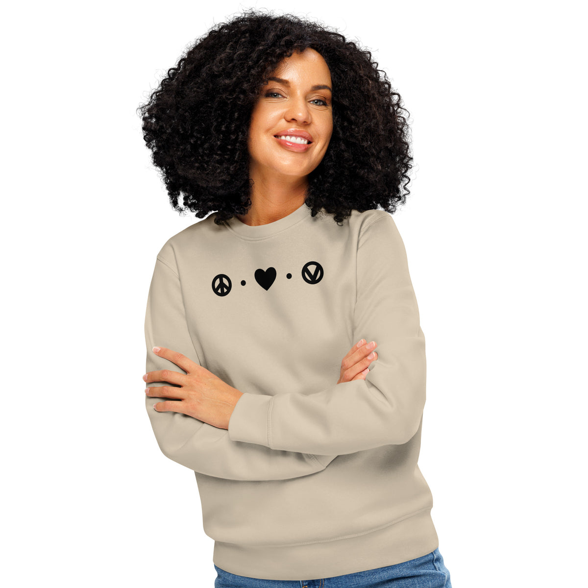 Beiges veganes Sweatshirt am Model mit Peace- und Herz-Motiv sowie Vegan-Icon auf der Brust
