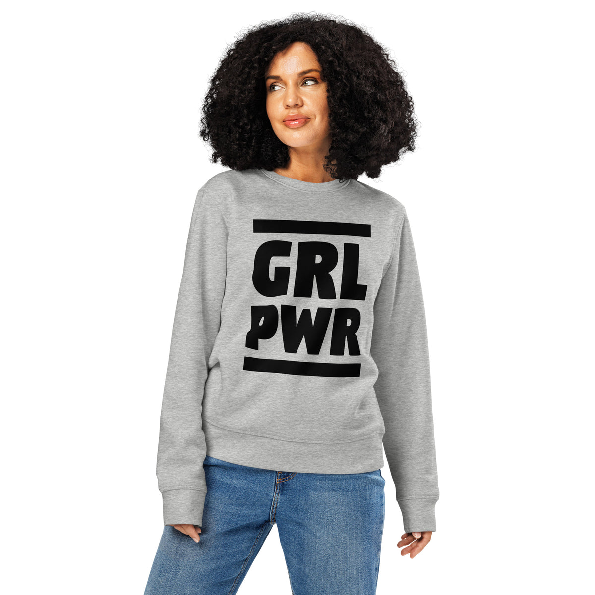 Grau meliertes Sweatshirt am Modell mit „GRL PWR“-Print auf der Vorderseite