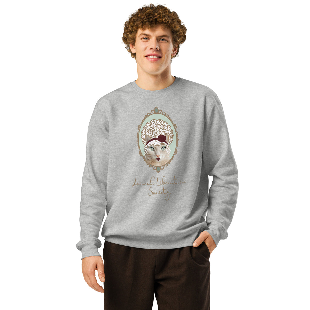Grau meliertes Sweatshirt am Model getragen, mit Katzenmotiv und Schriftzug