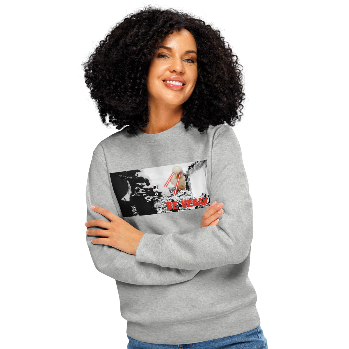 Meliertes graues Sweatshirt mit „BE VEGAN“-Frontprint am Model, langärmlig