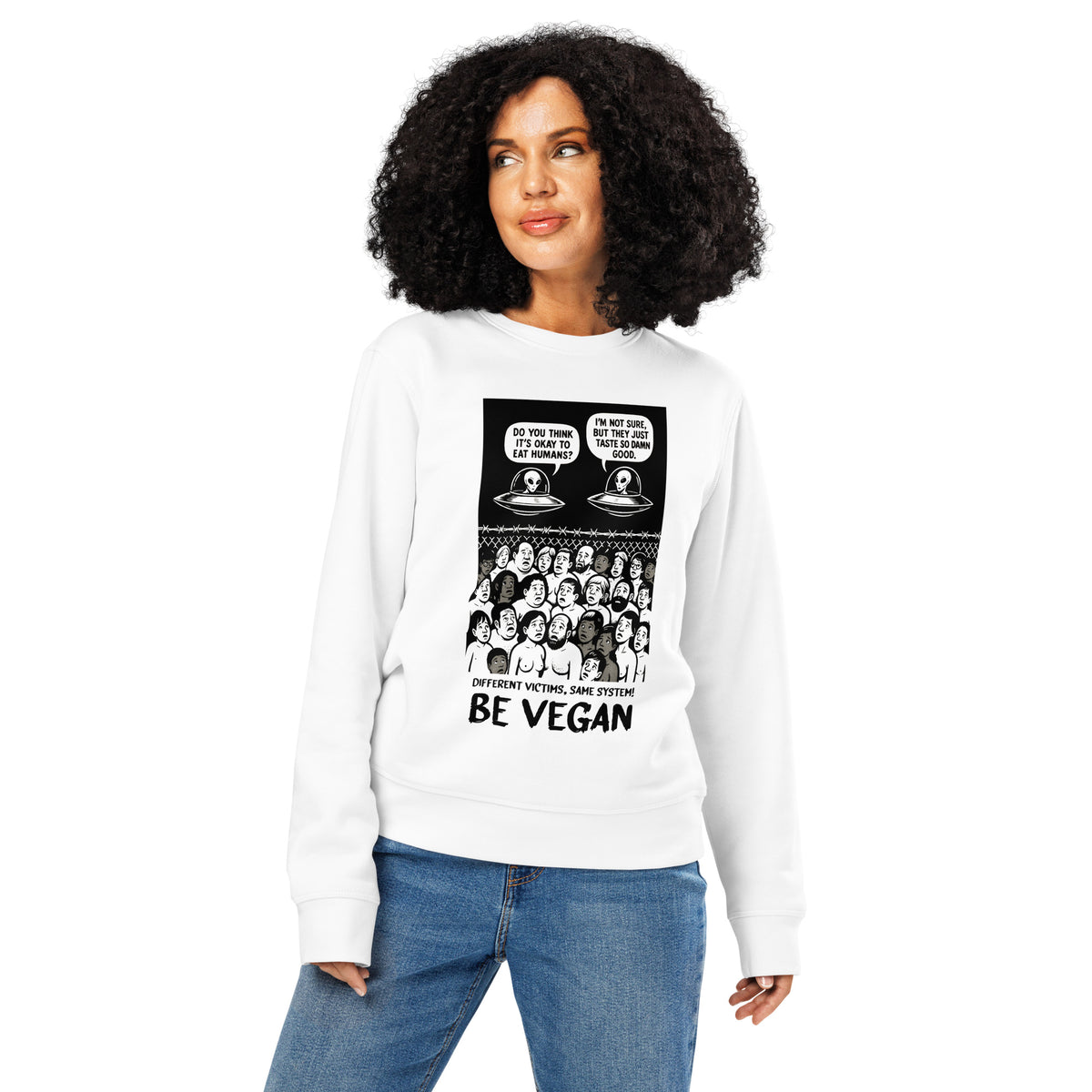Weißer Sweatshirt am Modell mit Frontprint „BE VEGAN“ und Alien-Comic-Grafik, lange Ärmel