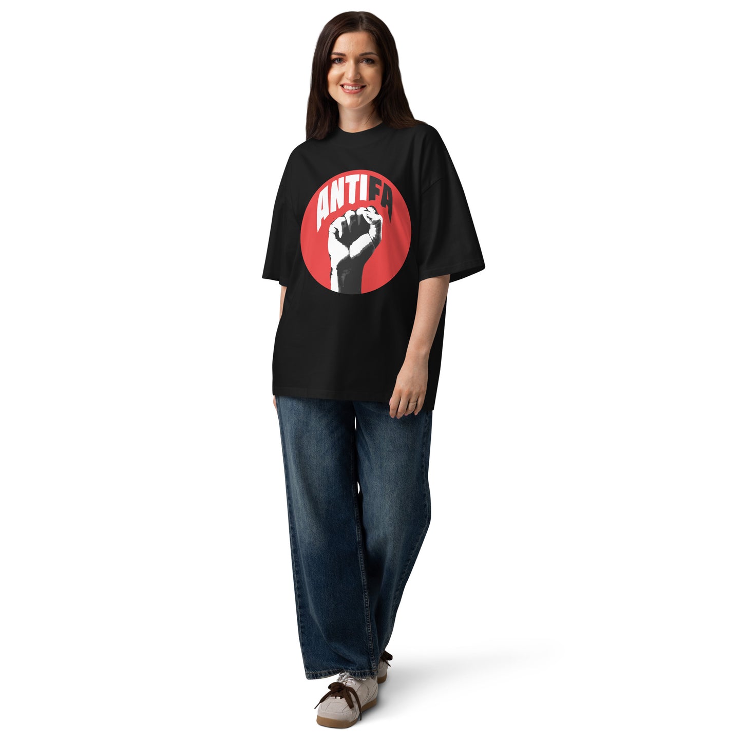 Schwarzes Oversized-T-Shirt aus Bio-Baumwolle mit rotem Antifa-Faust-Print, getragen von einer Frau.