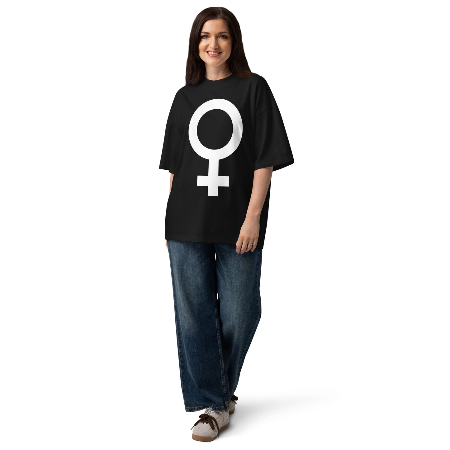 Schwarzes Bio-Baumwoll-Shirt im Oversized-Schnitt mit weißem Feminismus-Symbol, getragen von einer Frau.