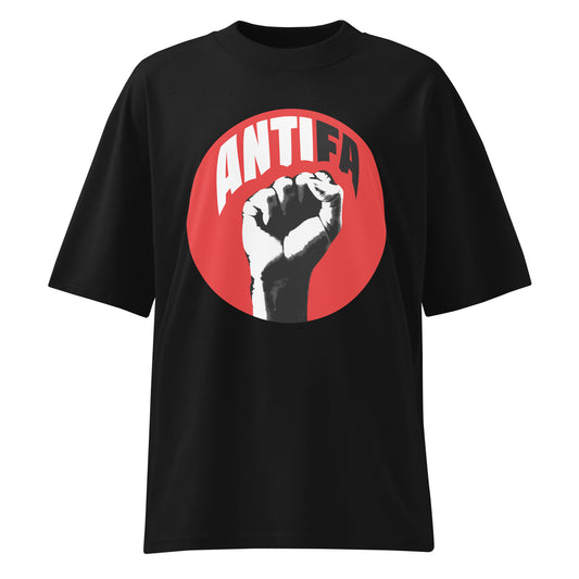 Schwarzes Oversized-T-Shirt aus Bio-Baumwolle mit rotem Kreis-Print, erhobener Faust und weißem Antifa-Schriftzug.